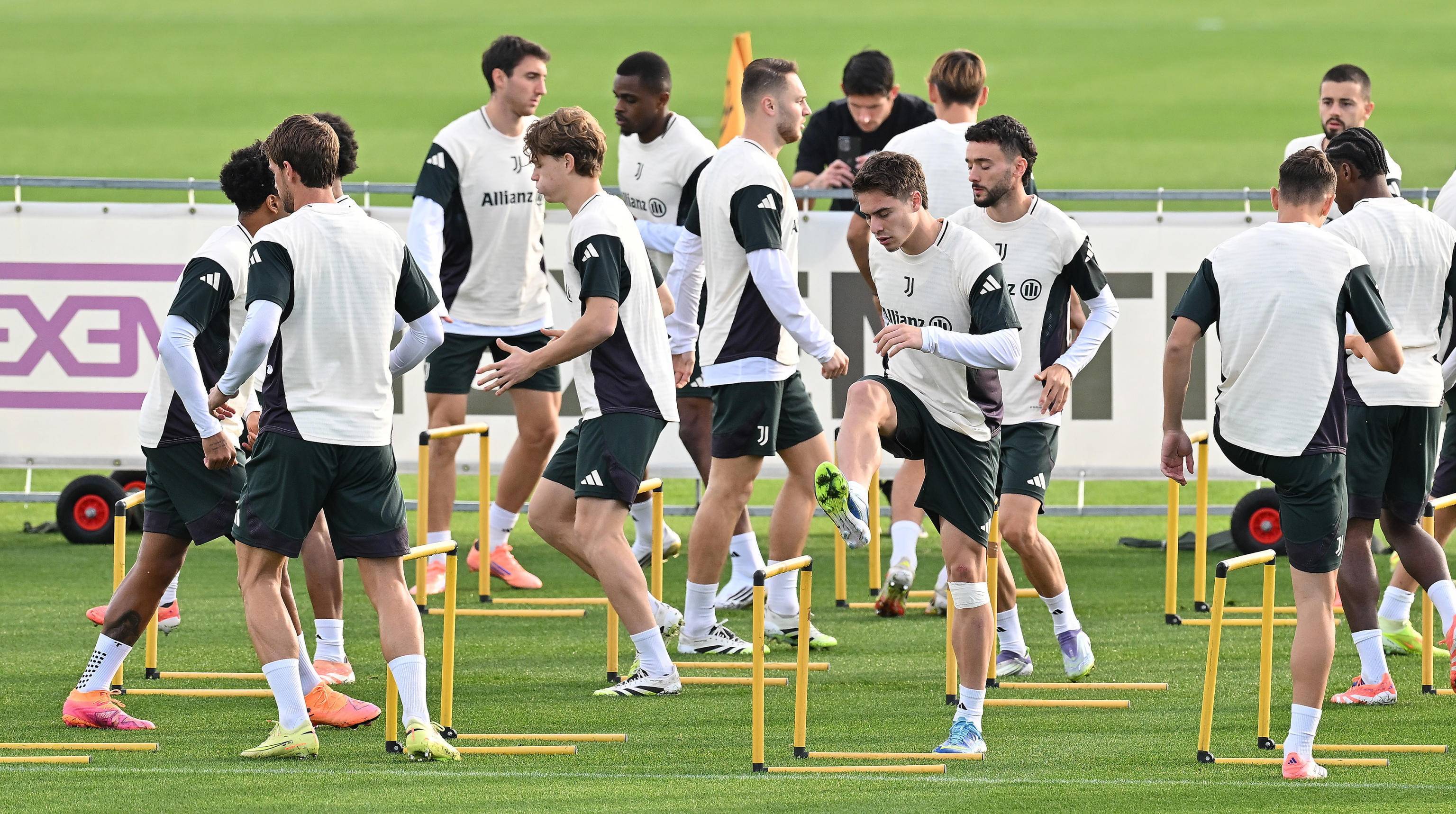 关于赛前体能课后；成都蓉城刷新队史纪录备战欧冠；更衣室稳定；更衣室氛围转暖的信息