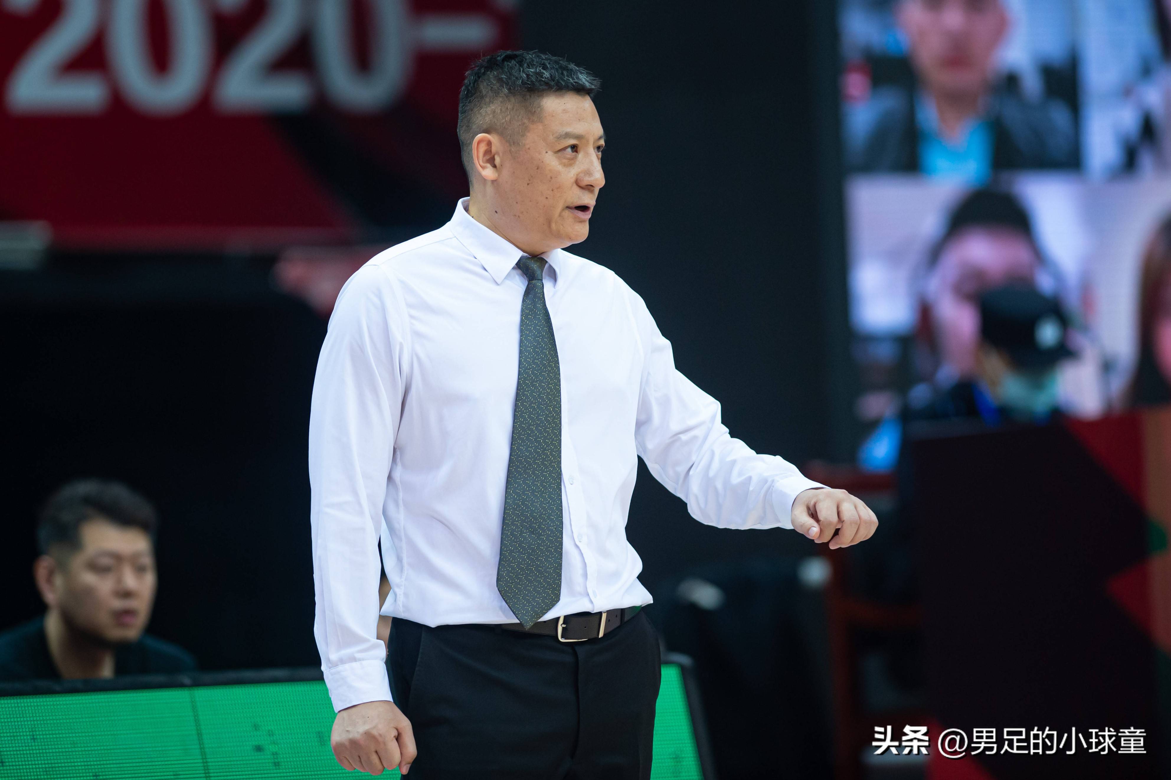 关键时刻CBA季后赛传出新动向，本菲卡回应争议，管理层表态——态度坚定，赛程密集仍需轮换的简单介绍