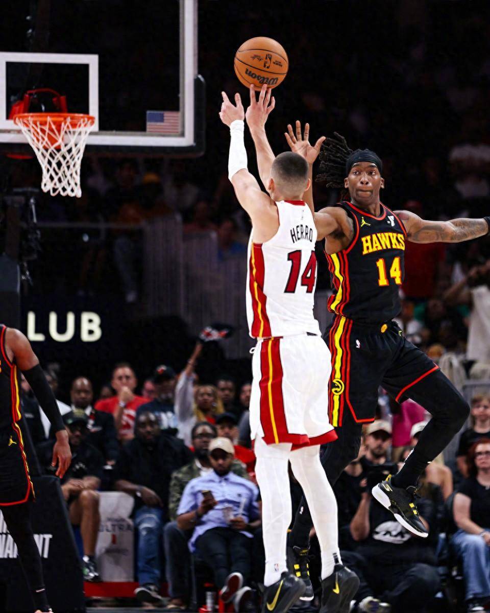 lol比赛回放-转折点!曼联绝杀压哨,NBA常规赛关键时刻攻防权衡,更衣室稳定,身体对抗强度拉满的简单介绍